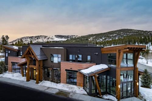 NEW LISTING! Park Ave Flats 5, brand new luxury condo, minutes to everything! in Baldy Mountain