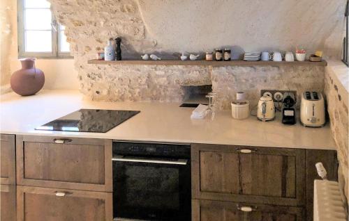 virtuve, 3 Bedroom Beautiful Home In Saint-Cyr-En-Arthies in Magny-en-Vexin