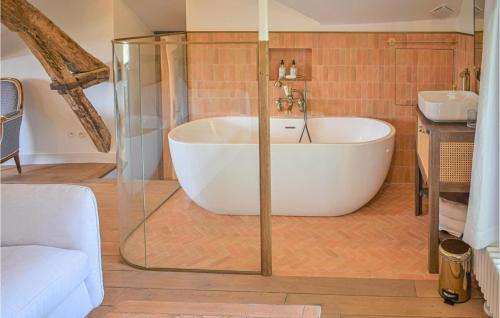 Vannas istaba, 3 Bedroom Beautiful Home In Saint-Cyr-En-Arthies in Magny-en-Vexin