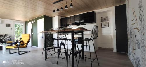 Pub/Lounge, Campagne et Jacuzzi ... c'est cosy le Bumble Bee ! in Panossas