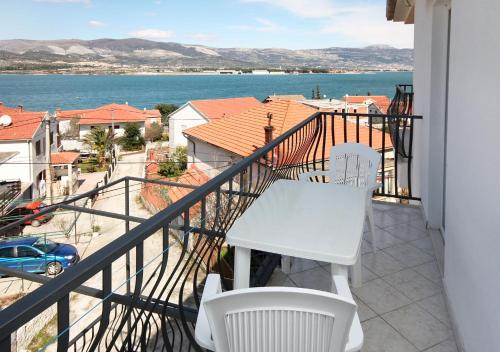 Apartments by the sea Mastrinka Ciovo - 4836 - image 4