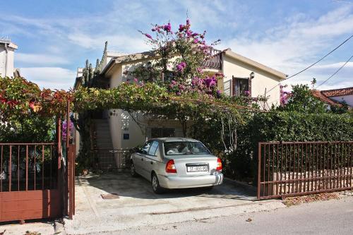 Family friendly seaside apartments Arbanija Ciovo - 5220 - main image