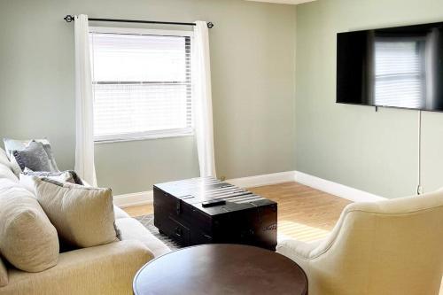 Delightful 3 Bdrm Home, Mins to Clearwater Beach in Clearwater, USA