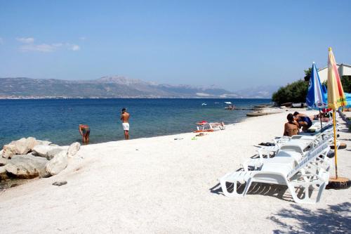 Apartments by the sea Arbanija Ciovo - 12113 - image 2
