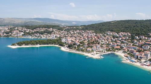 Family friendly apartments with a swimming pool Okrug Gornji Ciovo - 12377 - image 4