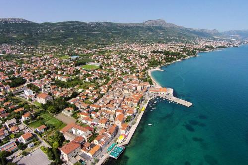 Apartments with a parking space Kastel Stari Kastela - 12691 - image 2