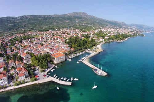 Holiday house with a parking space Kastel Luksic Kastela - 14110 - image 2