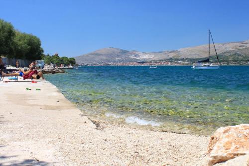 Apartments by the sea Arbanija Ciovo - 4320 - image 14