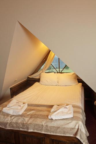 Standard Double Room with Mountain View