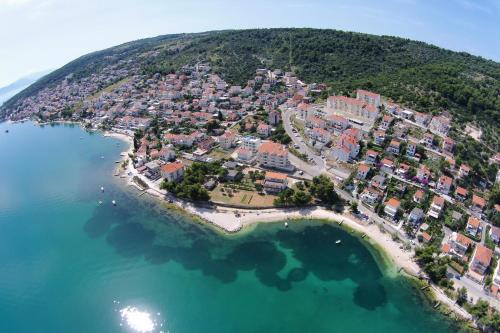 Apartments by the sea Mastrinka, Ciovo - 4647