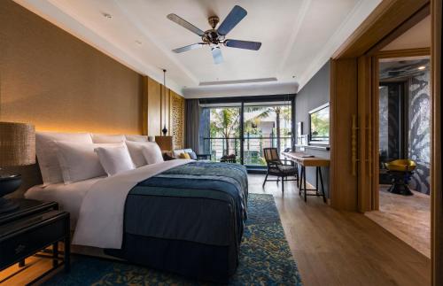 Standard King Room image 10