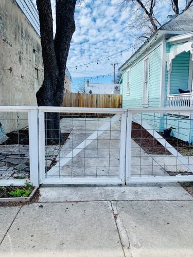 Historic home with heated Mini Pool walking distance to downtown San Antonio! detail
