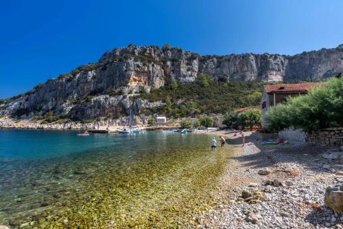 pludmale, Apartments by the sea Cove Vela Stiniva, Hvar - 17075 in Zastražišće
