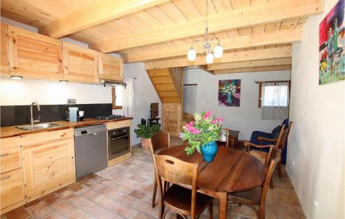 virtuve, Stunning Home In St Didier in Saint-Didier