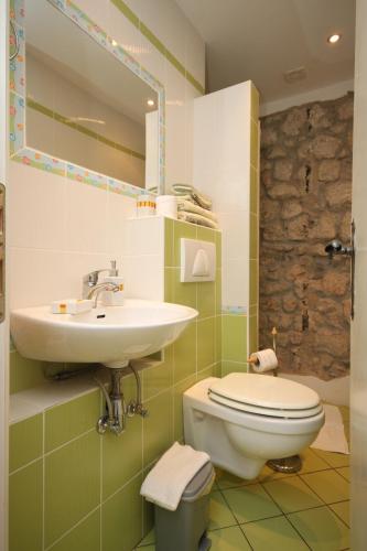 Apartment Gradac 6661a - image 11