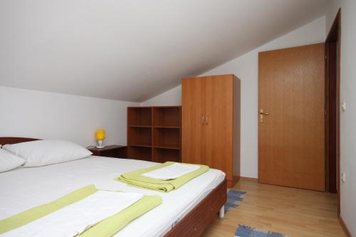 Apartment Gradac 6819a - image 11