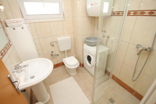 Apartment Podgora 6805c - image 2