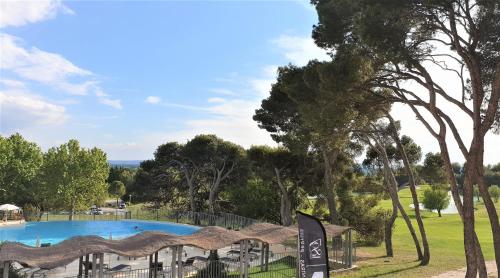 Nouvelle location dans somptueux golf avec piscine, terrains de tennis - situation ++ pour découvrir la Provence - Apartment - Saumane-de-Vaucluse