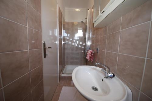 Double Room Banjol 5077b - image 12