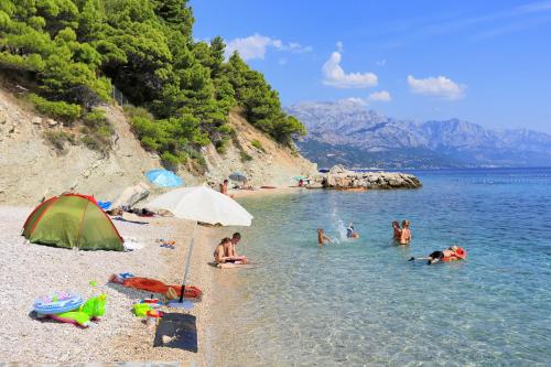 Seaside apartments with a swimming pool Marusici, Omis - 10009