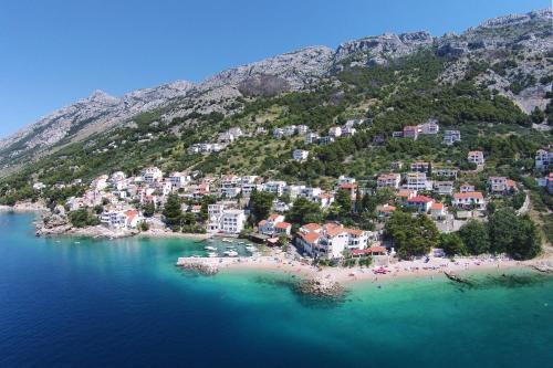 Apartments with a parking space Pisak, Omis - 1009