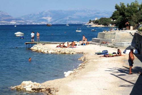 Apartments with a swimming pool Mastrinka Ciovo - 11717 - image 3