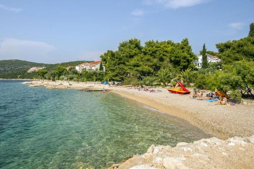 Apartments by the sea Maslinica Solta - 14748 - image 12
