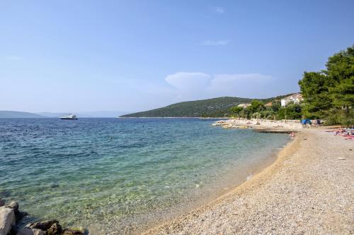Apartments by the sea Maslinica Solta - 14748 - image 13