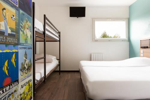 2 twin beds, 1 bunk bed