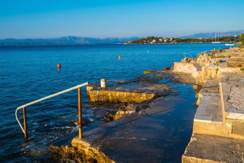 Apartments by the sea Necujam, Solta - 16729