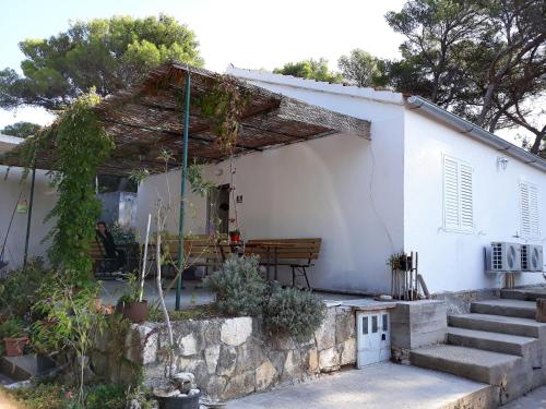  Apartments by the sea Cove Blaca, Mljet - 4899, Pension in Saplunara