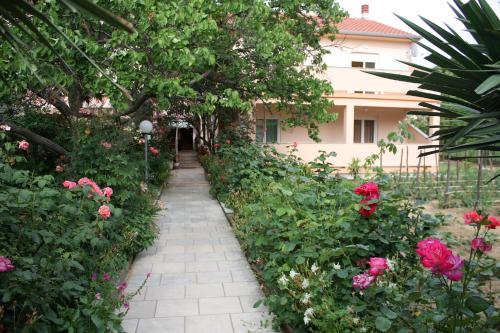 Apartments with a parking space Palit Rab - 5028 - image 7