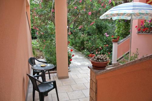Apartments with a parking space Palit Rab - 5028 - image 9