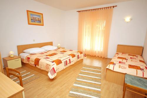 Apartments with a parking space Palit Rab - 5028 - image 4