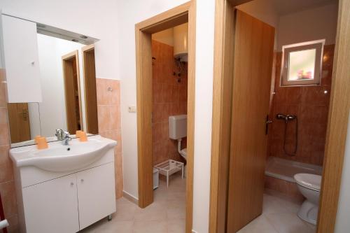 Apartments with a parking space Palit Rab - 5028 - image 6