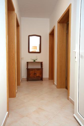 Apartments with a parking space Palit Rab - 5028 - image 5