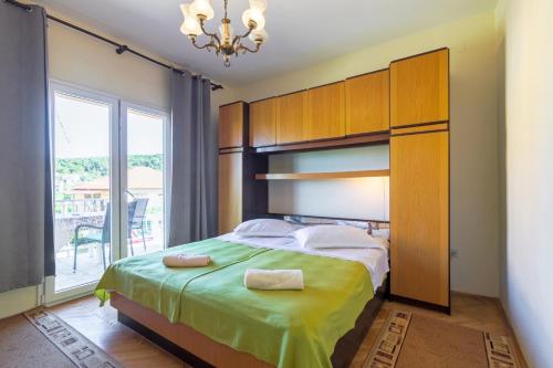 Apartments and rooms with parking space Jelsa, Hvar - 4028 in Jelza