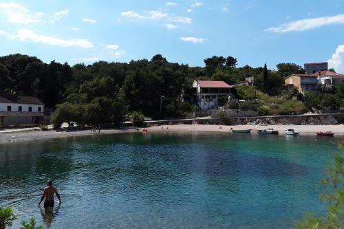  Apartments by the sea Rogac, Solta - 5166 in Grohote