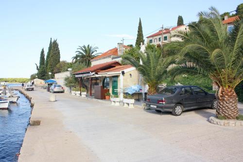 Apartments by the sea Maslinica Solta - 5188 - image 10