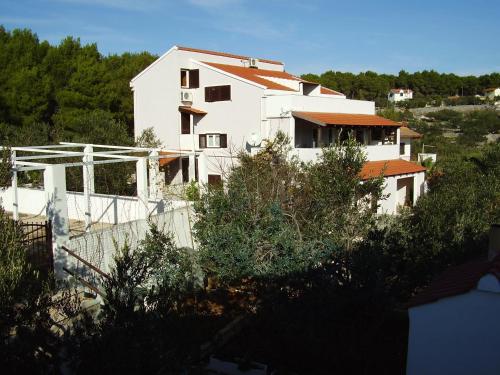 Family friendly apartments with a swimming pool Maslinica Solta - 5180 - image 10