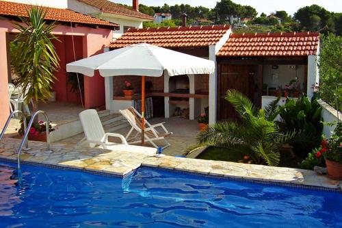 Family friendly apartments with a swimming pool Maslinica, Solta - 5180