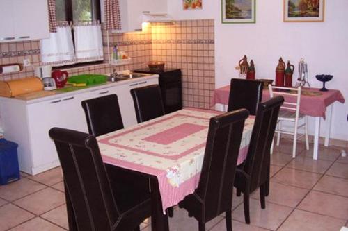 Family friendly apartments with a swimming pool Maslinica, Solta - 5180