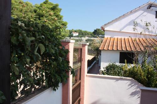 Family friendly apartments with a swimming pool Maslinica Solta - 5180 - image 9