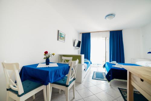 Studio with Balcony and Sea View image 3