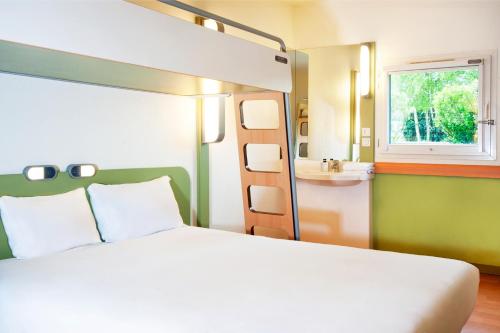 1 double bed, 1 bunk bed