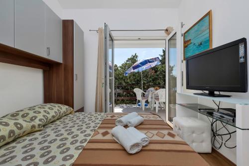 Apartments by the sea Cove Pokrivenik, Hvar - 5223 in Zastražišće