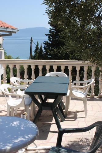 Apartments by the sea Brist, Makarska - 6813