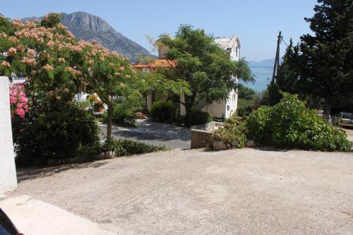 Apartments by the sea Brist, Makarska - 6813