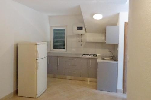 Apartments by the sea Brist, Makarska - 6813