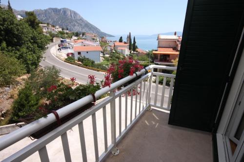 Apartments by the sea Brist, Makarska - 6813